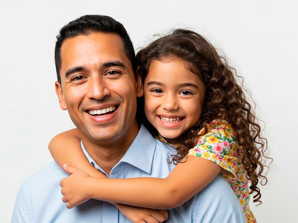 Papá e hija abrazados